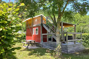 Camping de la Rouvre - Mobilheim mit Terrasse auf dem Campingplatz