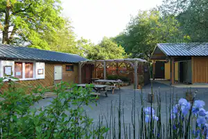 Camping de la Rouvre - Rezeption und Terrasse auf dem Campingplatz