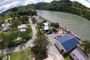 Camping de la Seine - Campingplatz Luftaufnahme mit Blick auf den Fluss