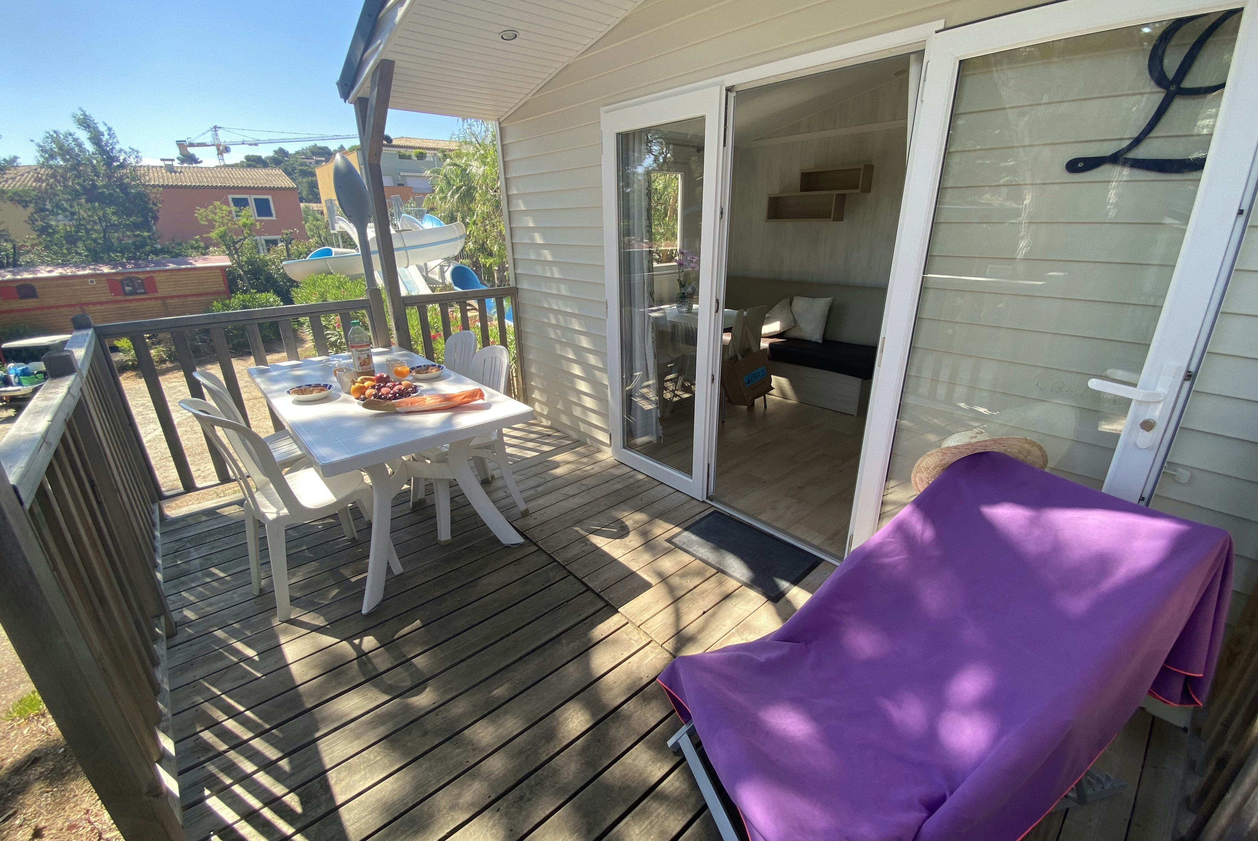 Camping de la Treille  - Mobilheim mit Terrasse auf dem Campingplatz