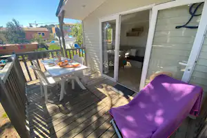 Camping de la Treille - Mobilheim mit Terrasse auf dem Campingplatz