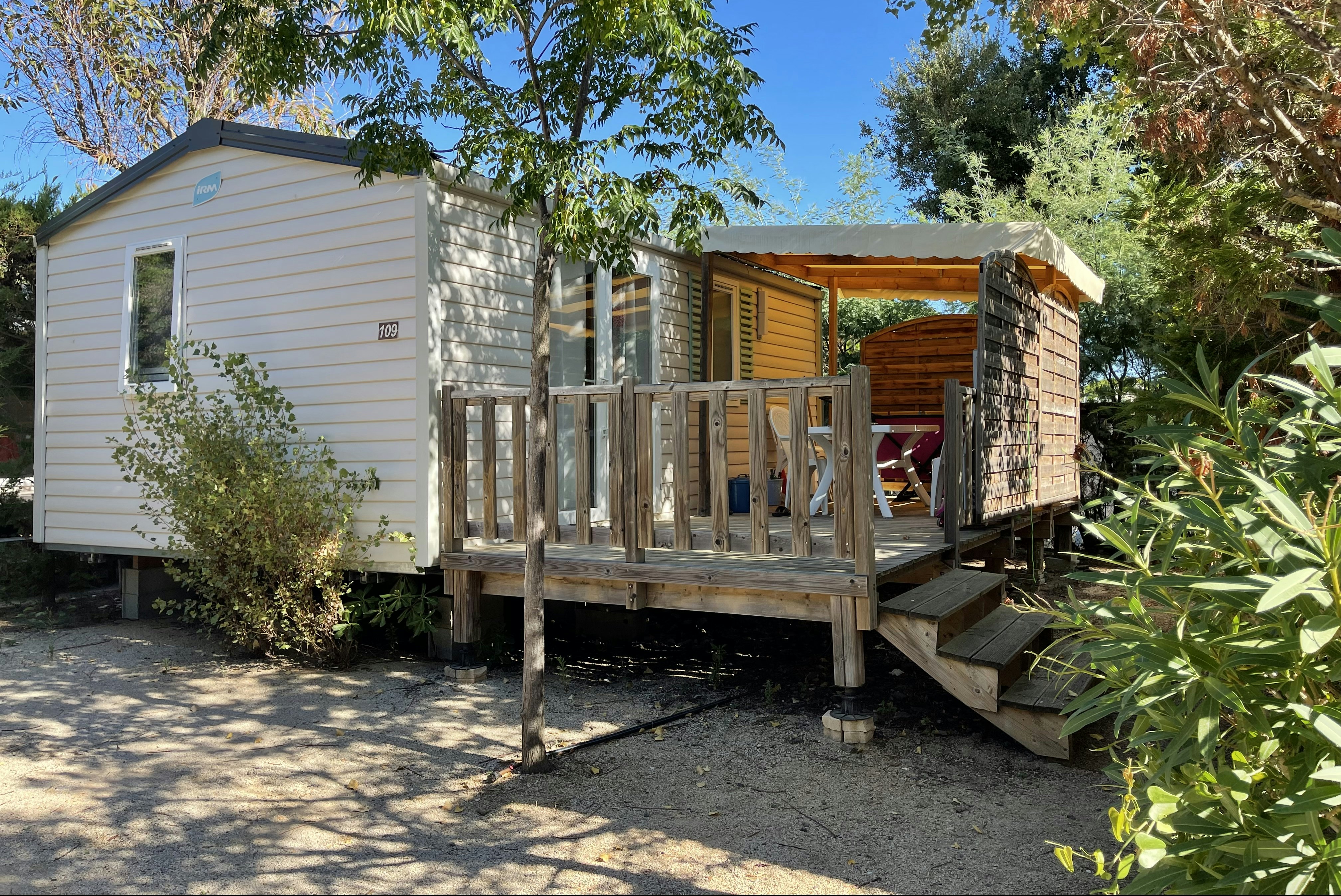 Camping de la Treille  - Mobilheim mit Terrasse auf dem Campingplatz