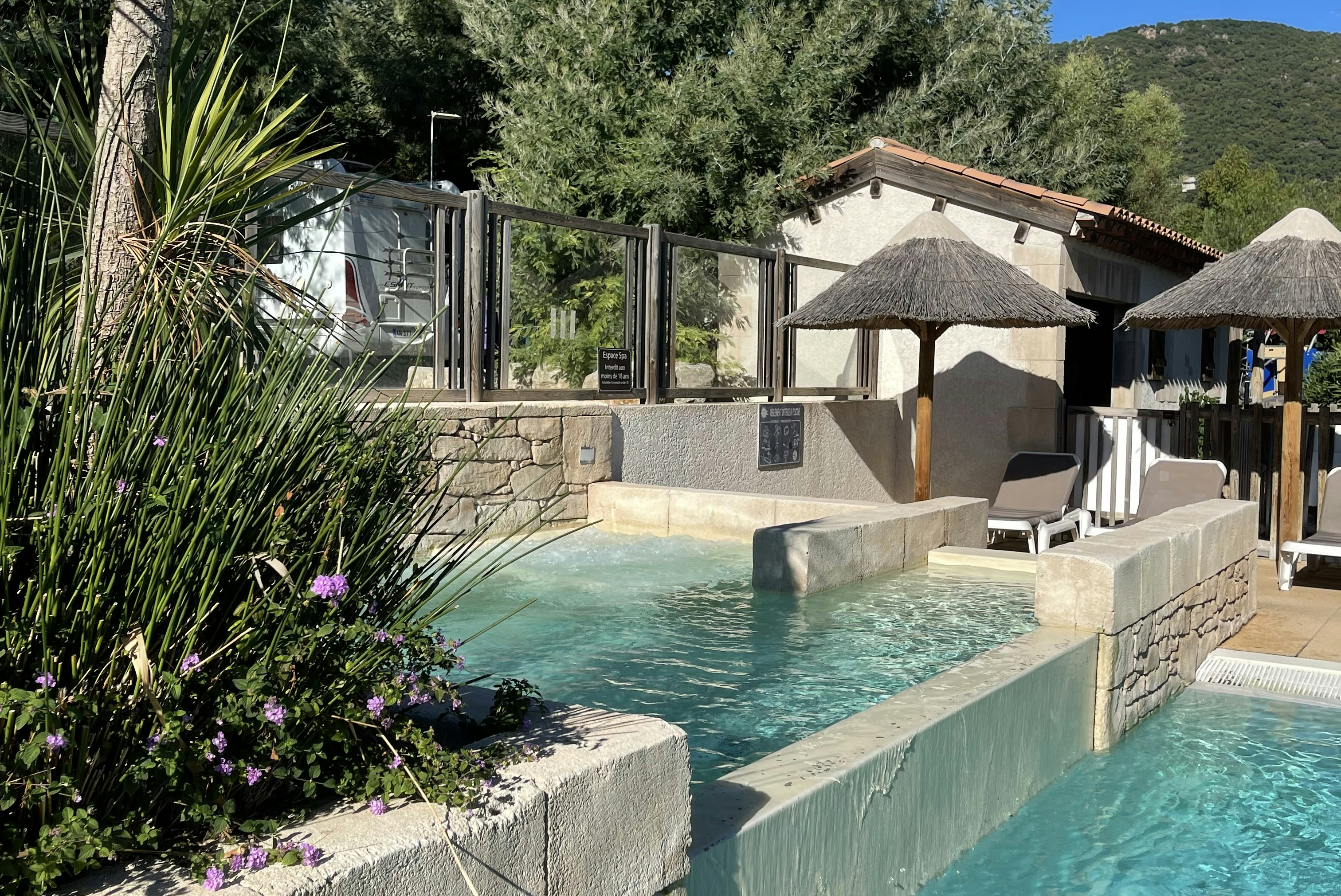 Camping de la Treille  - Pool im Freien mit Liegestühlen und Sonnenschirmen