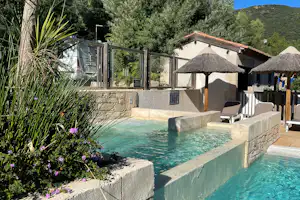 Camping de la Treille - Pool im Freien mit Liegestühlen und Sonnenschirmen
