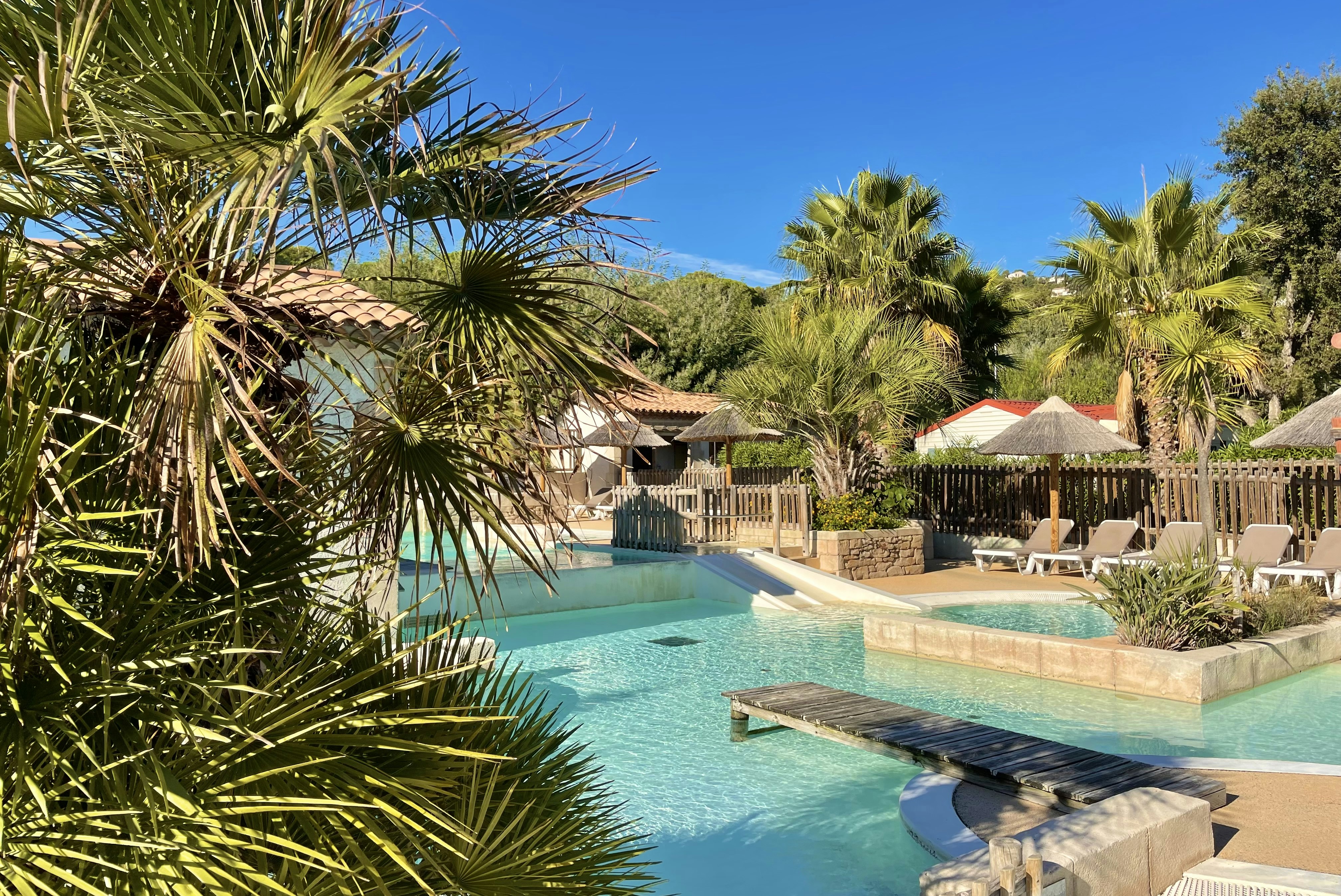 Camping de la Treille  - Pool im Freien mit Liegestühlen und Sonnenschirmen