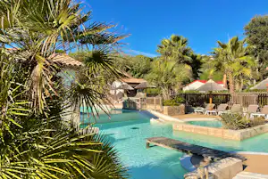Camping de la Treille - Pool im Freien mit Liegestühlen und Sonnenschirmen