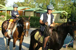 Camping de la Trye - Camper beim Reiten auf Pferden auf dem Campingplatz