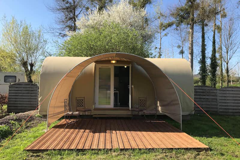 Camping de la Trye - Glamping Zelt mit teilweise überdachter Veranda auf dem Campingplatz