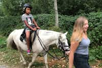 Camping de la Trye - Kind beim ausreiten auf einem Pony beim Campingplatz