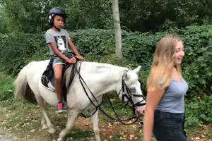 Camping de la Trye - Kind beim ausreiten auf einem Pony beim Campingplatz