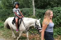 Camping de la Trye - Kind beim ausreiten auf einem Pony beim Campingplatz
