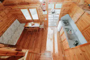 Camping de la Vall d'Àger - Überblick Wohn- und Kochbereich in Mobilheim vom Campingplatz