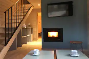Camping de la Vall d'Àger - Innenansicht von Mobilheim vom Campingplatz mit Kaffemaschine, Fernseher und Kamin