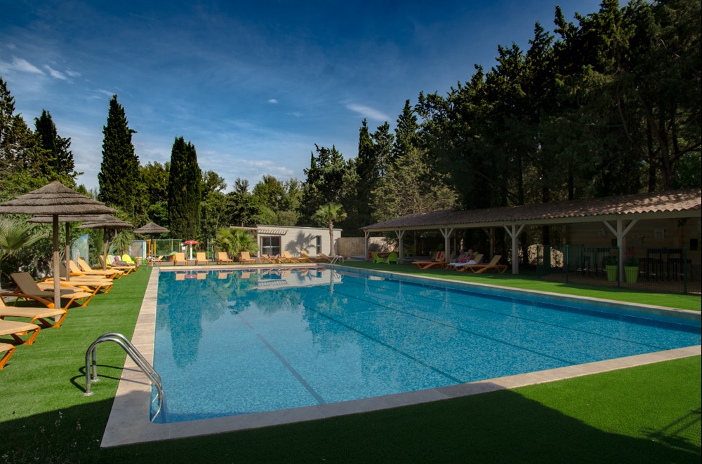 Camping de La Vallée de Taradeau - Blick auf das Freibad