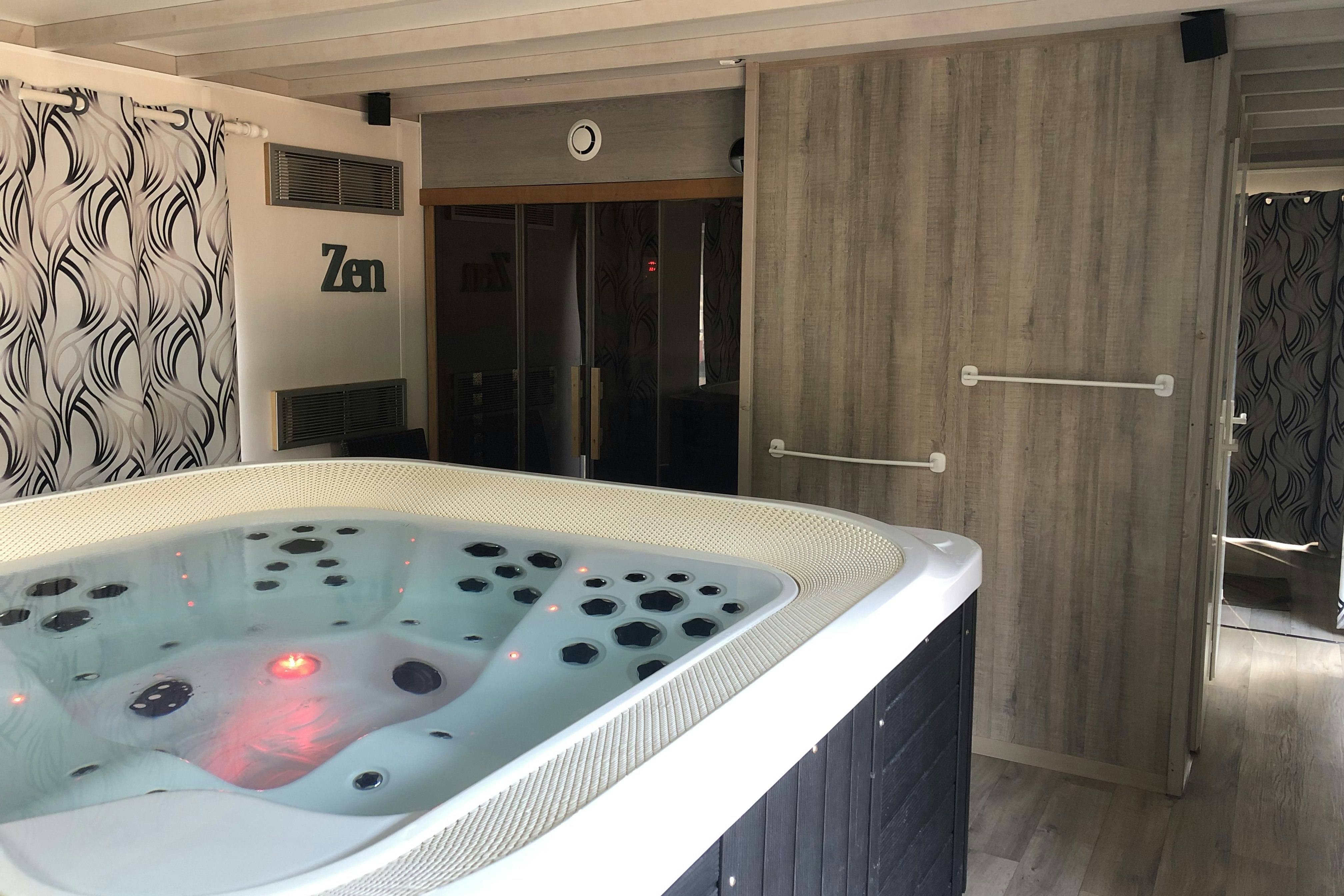 Camping de La Vallée de Taradeau - Indoor-Whirlpool im Spabereich