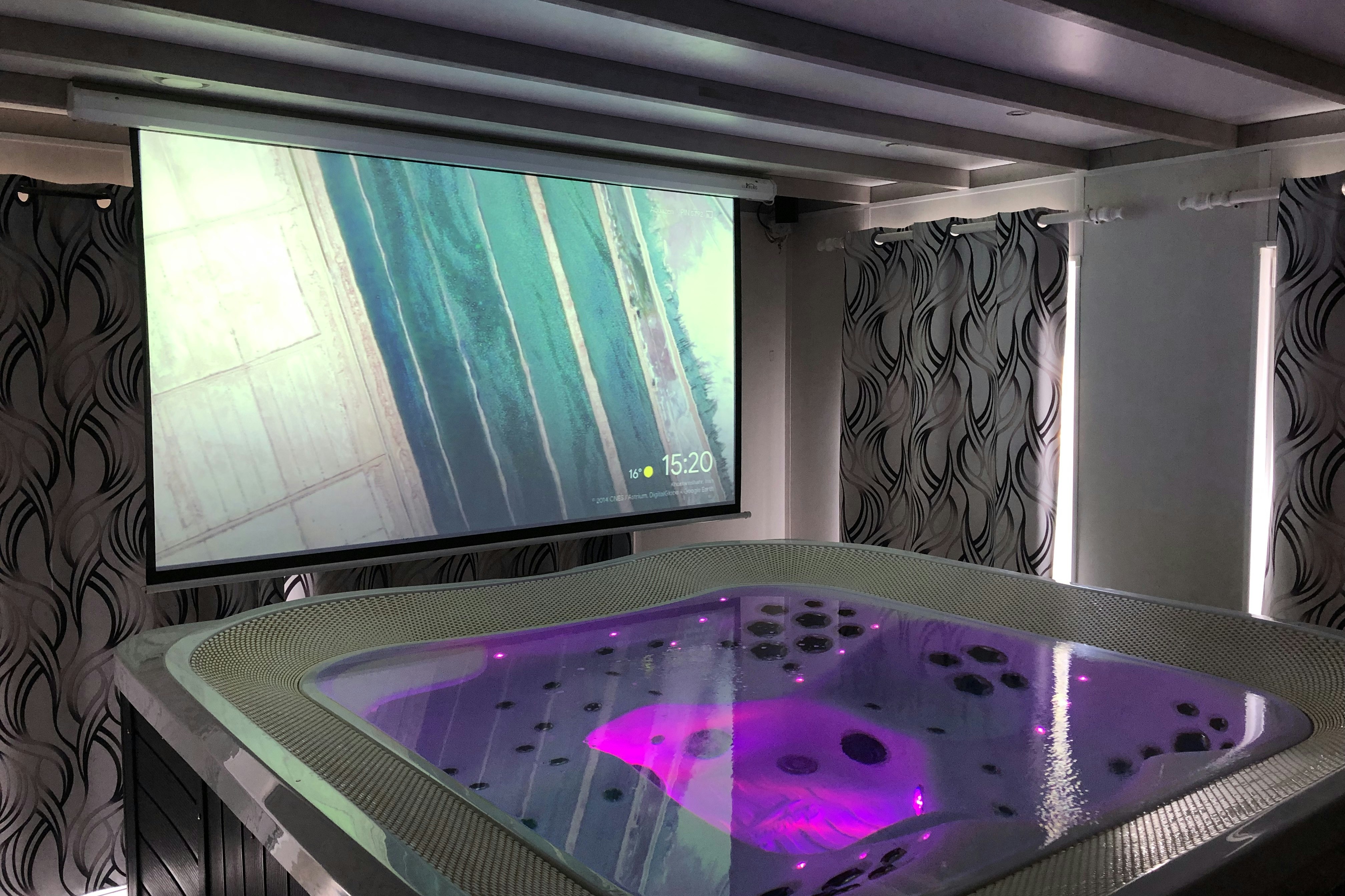 Camping de La Vallée de Taradeau - Indoor-Whirlpool mit Fernseher