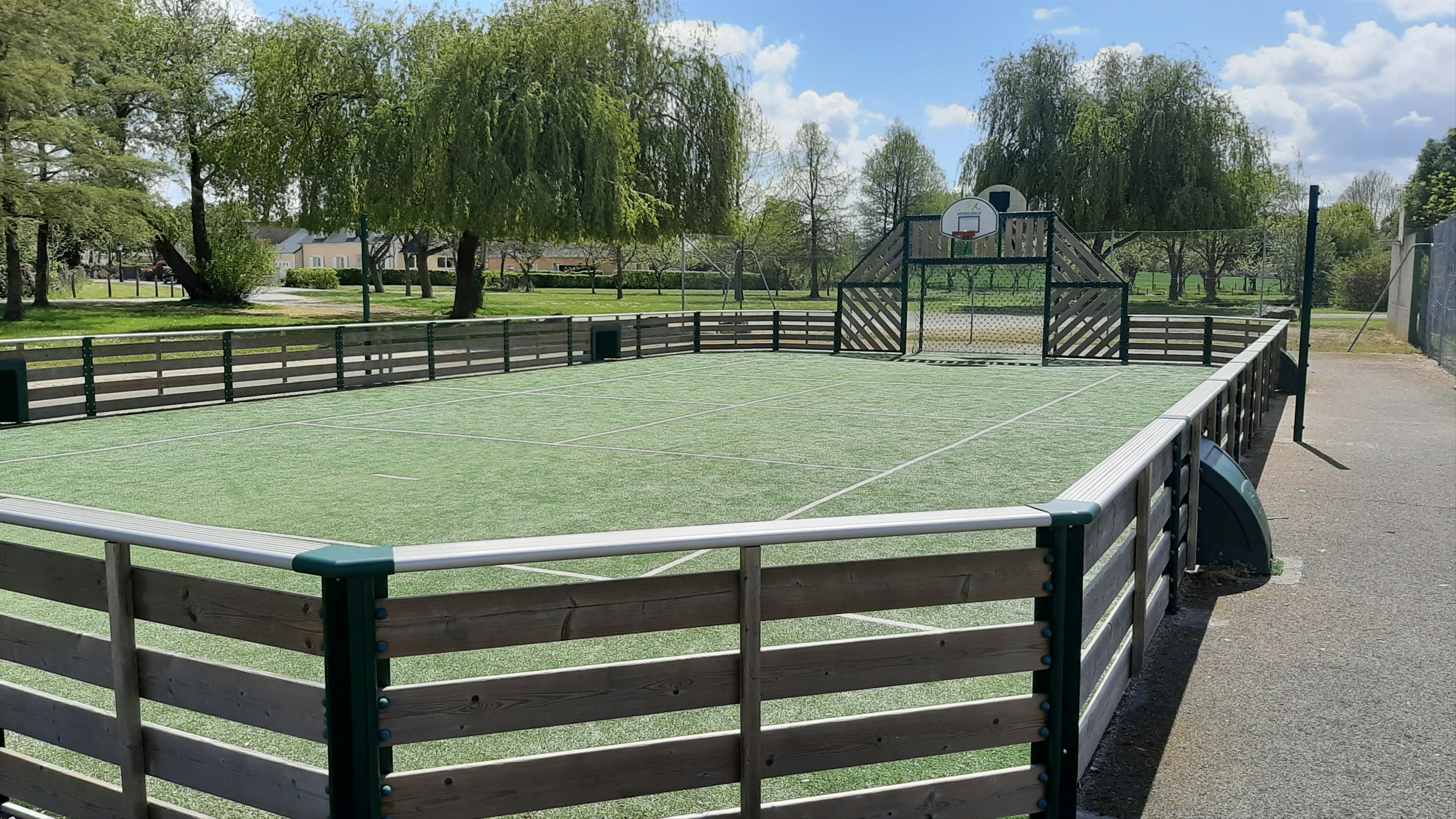 Onlycamp Camping de la Vègre - Sportplatz auf dem Campingplatz