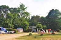 Camping de la Verdiere - Zeltplätze im Grünen auf dem Campingplatz