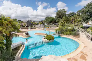 Camping de la Ville Huchet - Pool vom Campingplatz im Grünen