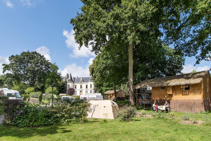 Camping de la Ville Huchet  -  Wohnwagen- und Zeltstellplatz und Mobilheime vom Campingplatz auf grüner Wiese an einer Villa