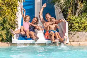 Camping de la Ville Huchet - Gäste auf der Wasserrutsche im Freibad