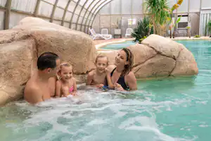 Camping de la Ville Huchet - Indoor-Pool auf dem Campingplatz