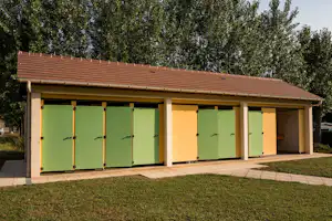 Camping de l'Abbatiale - Sanitärgebäude mit Toiletten und Duschen auf dem Campingplatz