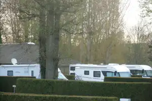 Camping de l'Abbatiale - Stellplätze auf dem Campingplatz