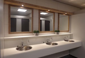 Camping De Lage Werf - Innenansicht des Sanitärgebäudes