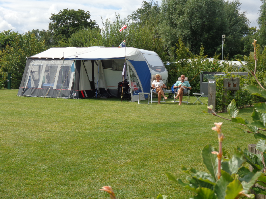 Camping De Lage Werf - Blick auf die Standplätze auf der Wiese