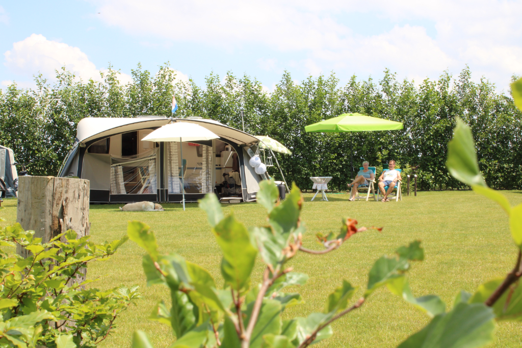 Camping De Lage Werf - Standplätze auf der Wiese auf dem Campingplatz
