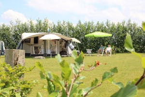 Camping De Lage Werf - Standplätze auf der Wiese auf dem Campingplatz