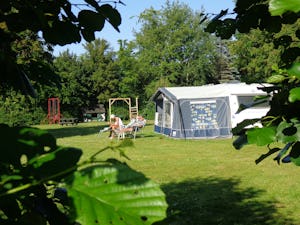 Camping De Lage Werf - Standplätze zwischen den Bäumen auf dem Campingplatz