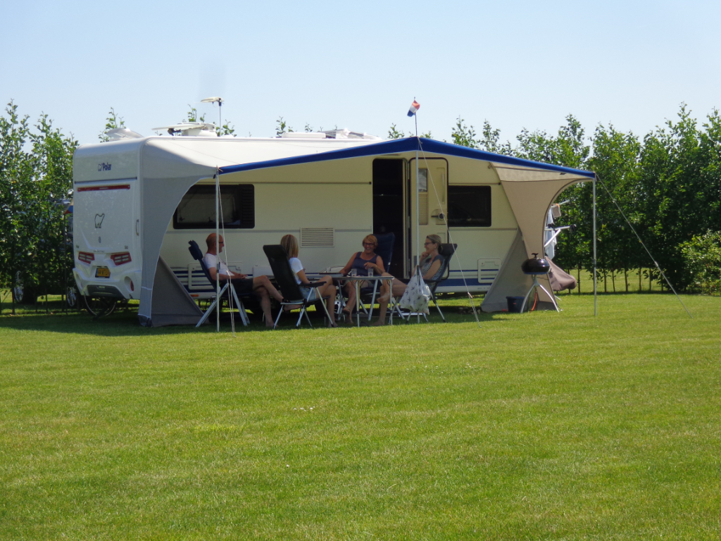Camping De Lage Werf - Wohnmobil- und Wohnwagenstandplätze auf der Wiese