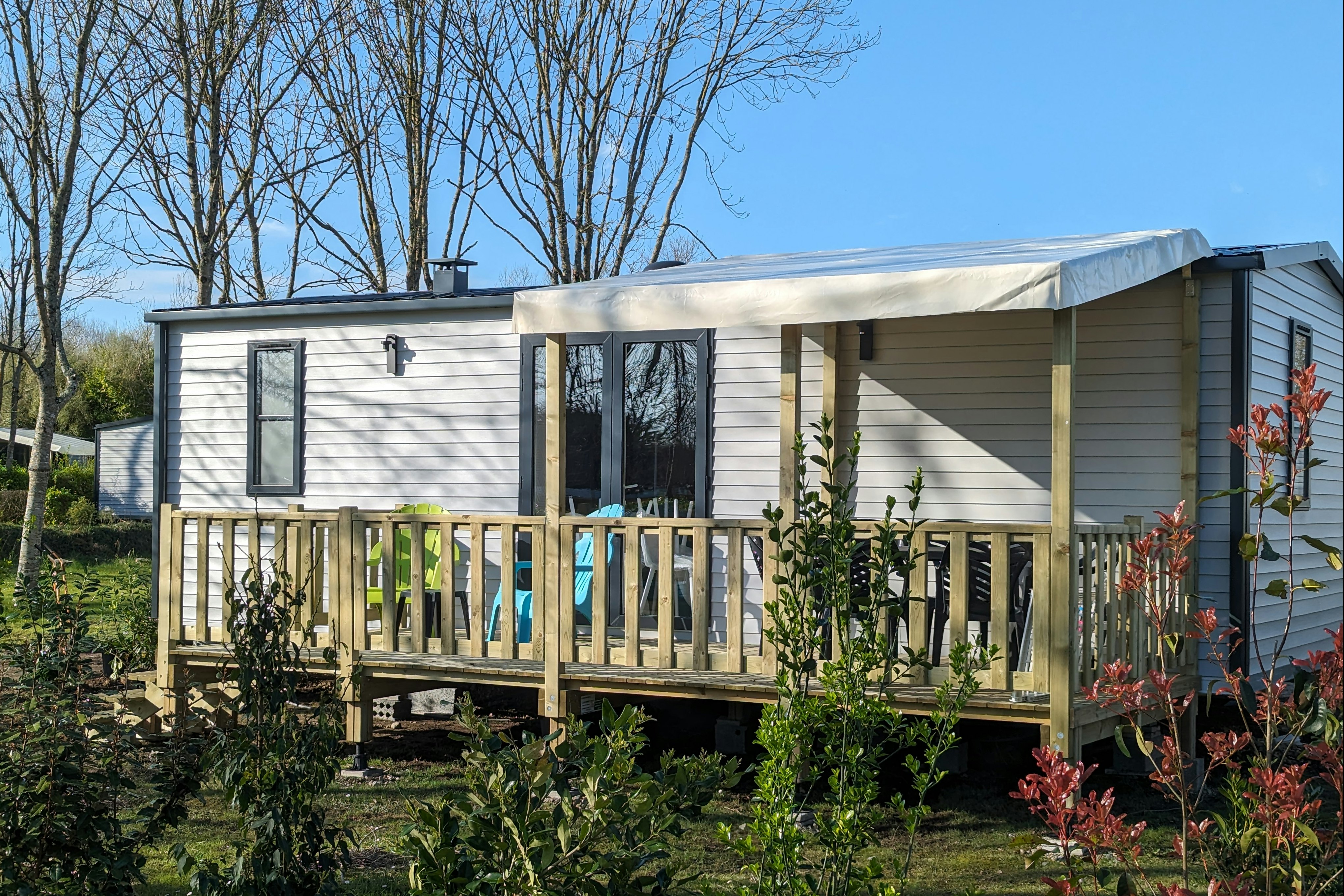 Camping De Lanven  - Mobilheim mit Terrasse auf dem Campingplatz