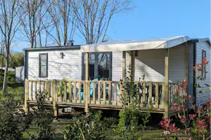 Camping De Lanven - Mobilheim mit Terrasse auf dem Campingplatz