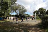 Camping De Lanven - Camper beim Volleyballspielen auf dem Campingplatz
