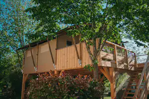 Camping de l'Arche - Glamping-Unterkunft mit Terrasse auf dem Campingplatz