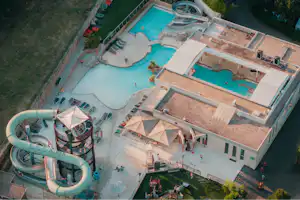 Camping de l'Arche - Luftaufnahme des Freibades auf dem Campingplatz