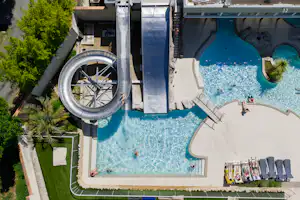 Camping de l'Arche - Luftaufnahme des Wasserparks mit Rutschen