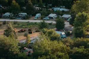 Camping de l'Arche - Standplätze im Grünen auf dem Campingplatz
