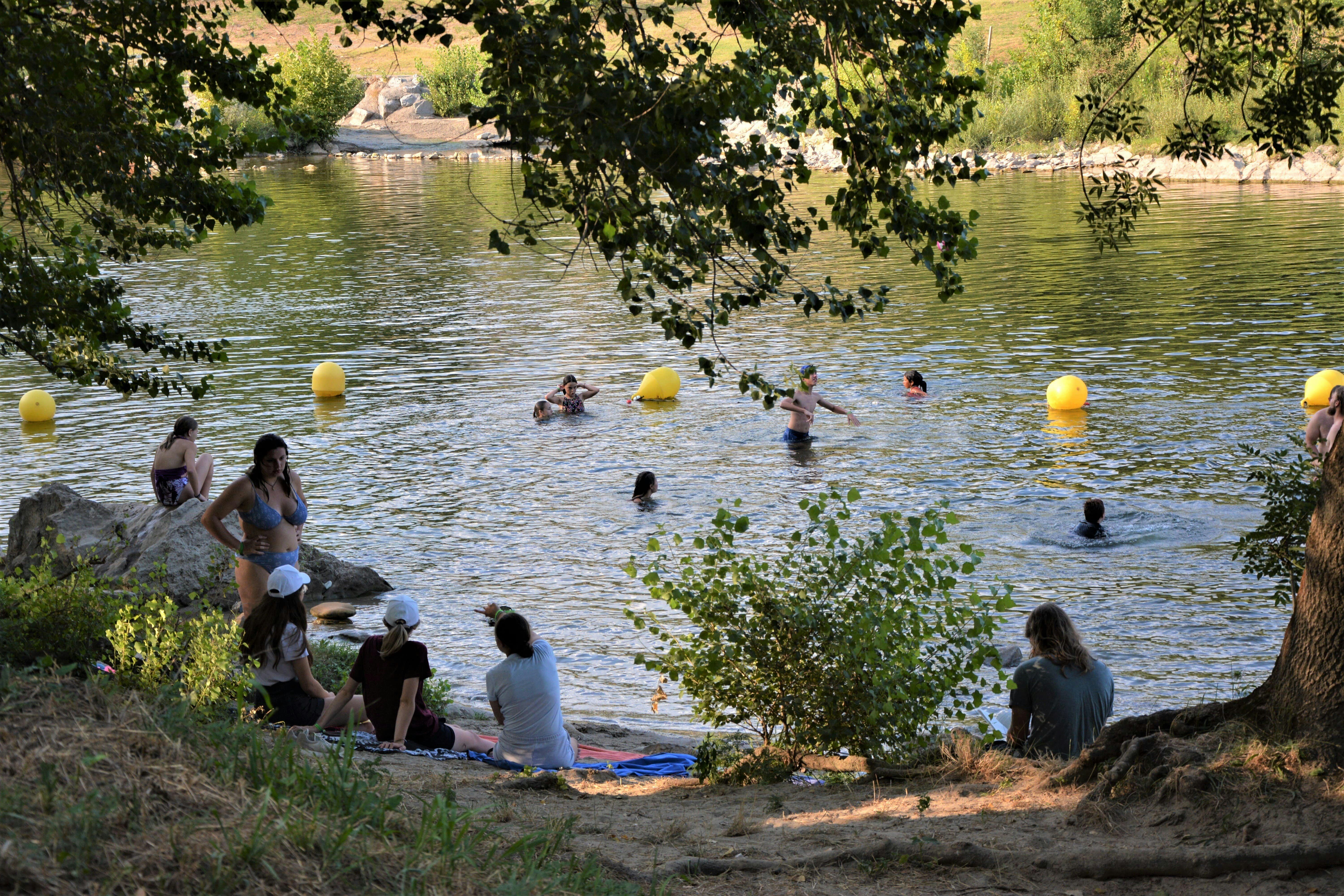 Camping de l'Ardèche - Blick auf den See mit badenden Gästen