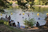 Camping de l'Ardèche - Blick auf den See mit badenden Gästen