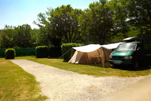 Camping de l'Ardèche - Wohnmobil- und Wohnwagenstellplätze im Grünen auf dem Campingplatz