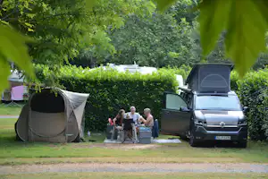Camping de l'Ardèche - bewohnter Standplatz im Grünen