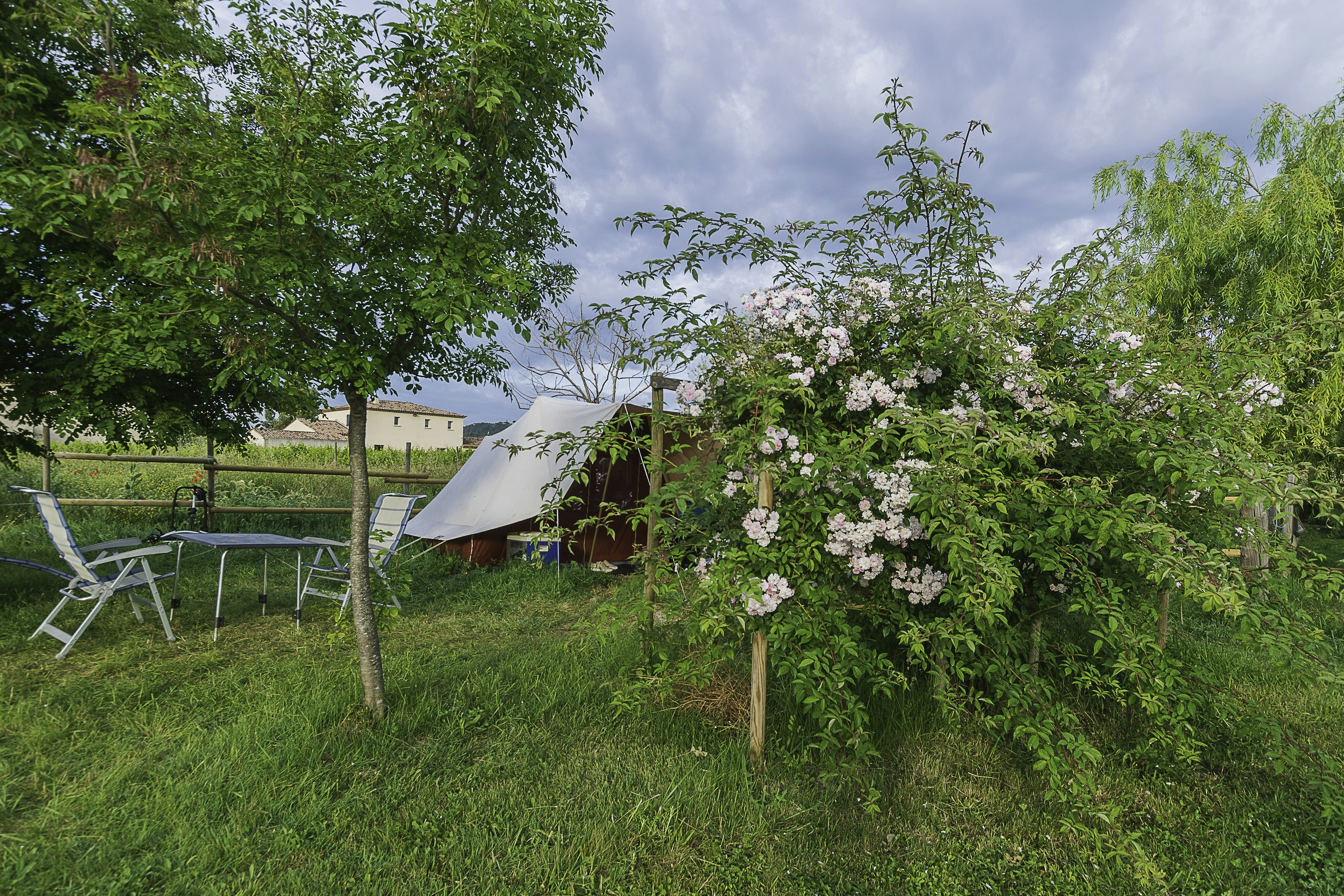 Camping de l'Aube - Zelt auf dem Standplatz