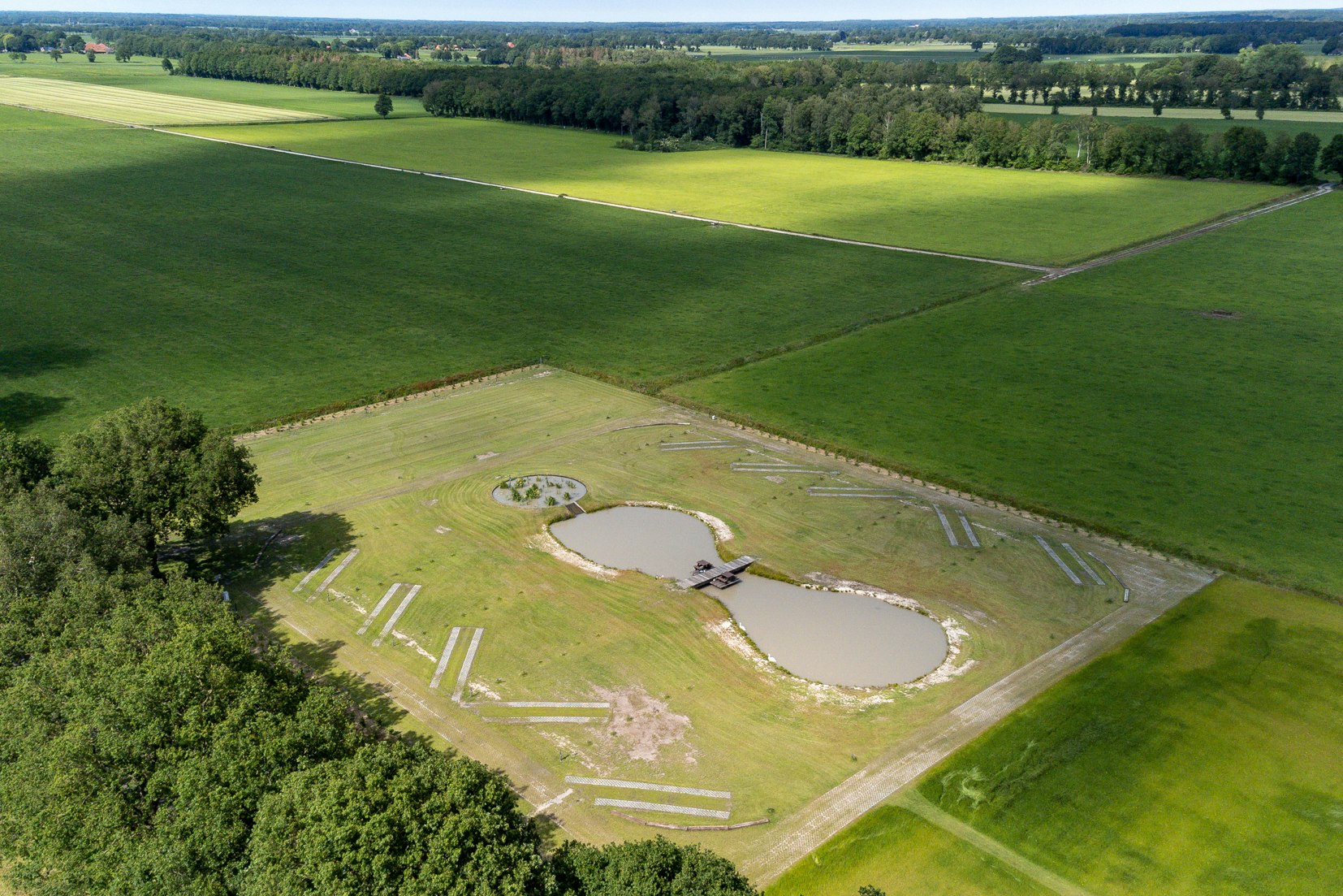 Camping De Leemvijver - Luftaufnahme des Campingplatzes am See