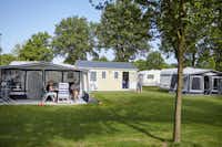 Camping De Leistert - Blick auf die Stellplätze auf der Wiese