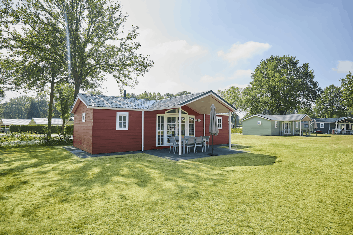 Camping De Leistert - Blick auf ein Mobilheim mit überdachter Terrasse