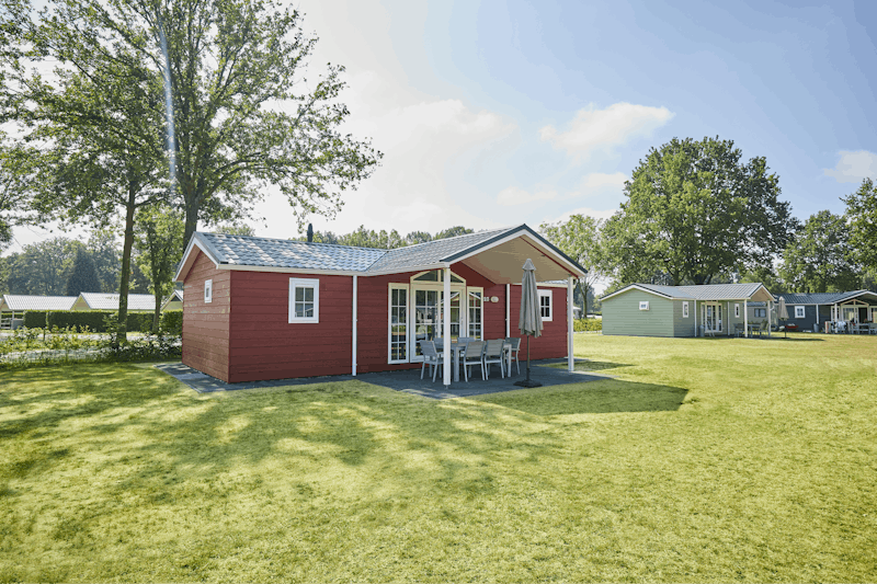 Camping De Leistert - Blick auf ein Mobilheim mit überdachter Terrasse